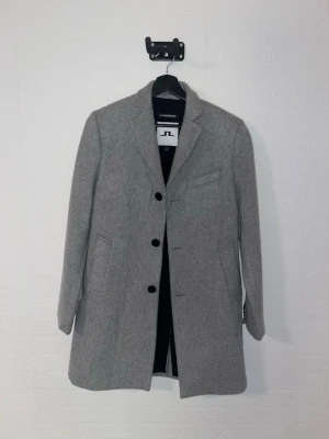 J. Lindberg Rock - Högkvalitativ och schysst rock ifrån J. Lindberg i storlek 44. Toppskick!