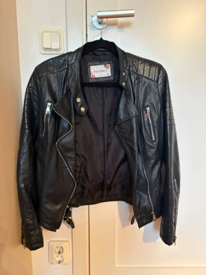 Svart skinnjacka  - Snygg svart biker skinnjacka från King of Fashion 