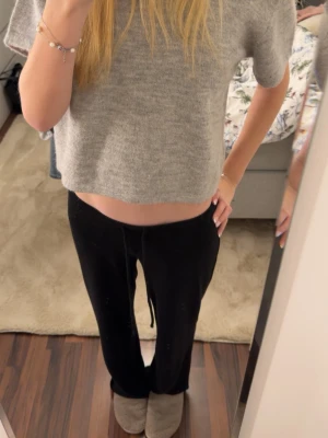 Grå cropped stickad tröja Gina Tricot - Säljer en grå, stickad cropped tröja från Gina Tricot. Tröjan har korta ärmar och är gjord i ett mjukt, fluffigt material. Perfekt för dig som gillar en avslappnad och trendig stil. Enkel att matcha med både jeans och mjukisbyxor.💕💕