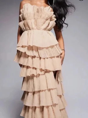 Söker denna balklänning!  - Söker denna balklänningen från asos i storlek 36 eller 38!