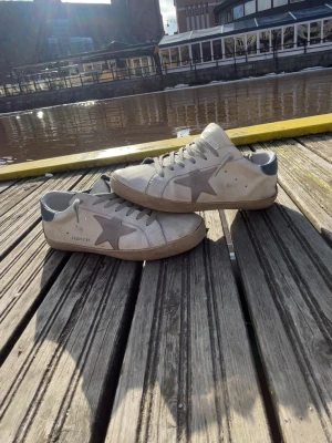 Golden Goose  - Som man ser sä har sulan gått av lite av skon på båda skorna. Detta kan fixas med lite superlim eller sko lim. Skorna är perfekta för uppkomande sommaren. Skorna har dessutom med box och påsen kom privat om ni vill ta en titt på dem❗️❗️❗️