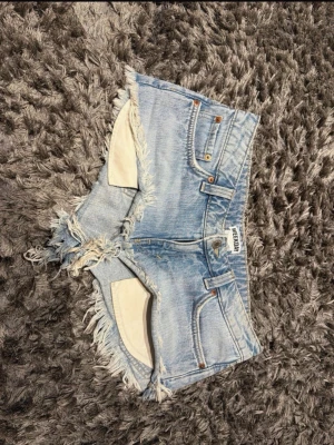 Ljusblå jeansshorts från weekday - Snygga ljusblå jeansshorts från weekday i storlek 28
