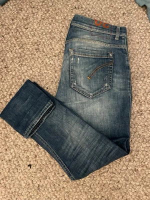 Dondup George  - Ett par riktigt snygga Dundup jeans i modellen George. Passformer är i skinny och sitter riktigt schysst med perfekta slitningar, Pris utgår på 850kr. Skriv vid flera frågor eller funderingar!