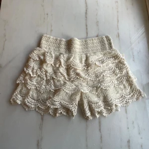 Spets shorts - Beige / cream färgade spets shorts, passar xs-m