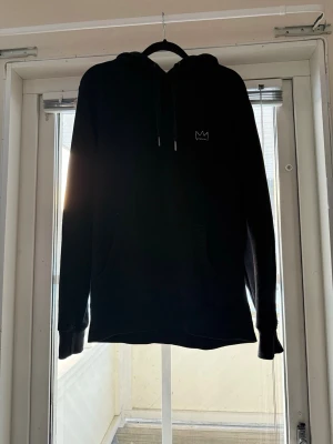 Hov1 Hoodie - Köpt 2022 under deras turné! Väldigt bra skick! Används tyvärr inte längre! Går inte att få tag i längre.