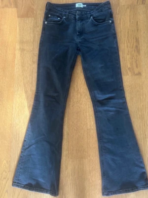 Svarta bootcut jeans - Snygga svarta bootcut jeans från lager 157! Jeansen har utsvängda ben och normal midja, perfekta för en nice outfit! Tillverkade i ett mjukt denimtyg som gör dem sköna att ha på sig!  Pris kan diskuteras!💗