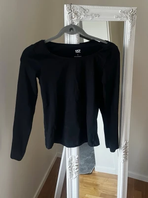 Svart långärmad topp från 157 - En svart långärmad topp från lager 157. 