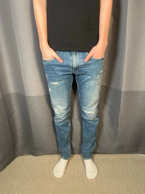 Replay anbass jeans med feta slitningar  - Tja!| Säljer detta paret feta jeans från Replay!| Modell:Anbass!| Kontakta mig vid minsta fråga!| Pris alltid diskuterbart!| //Nils