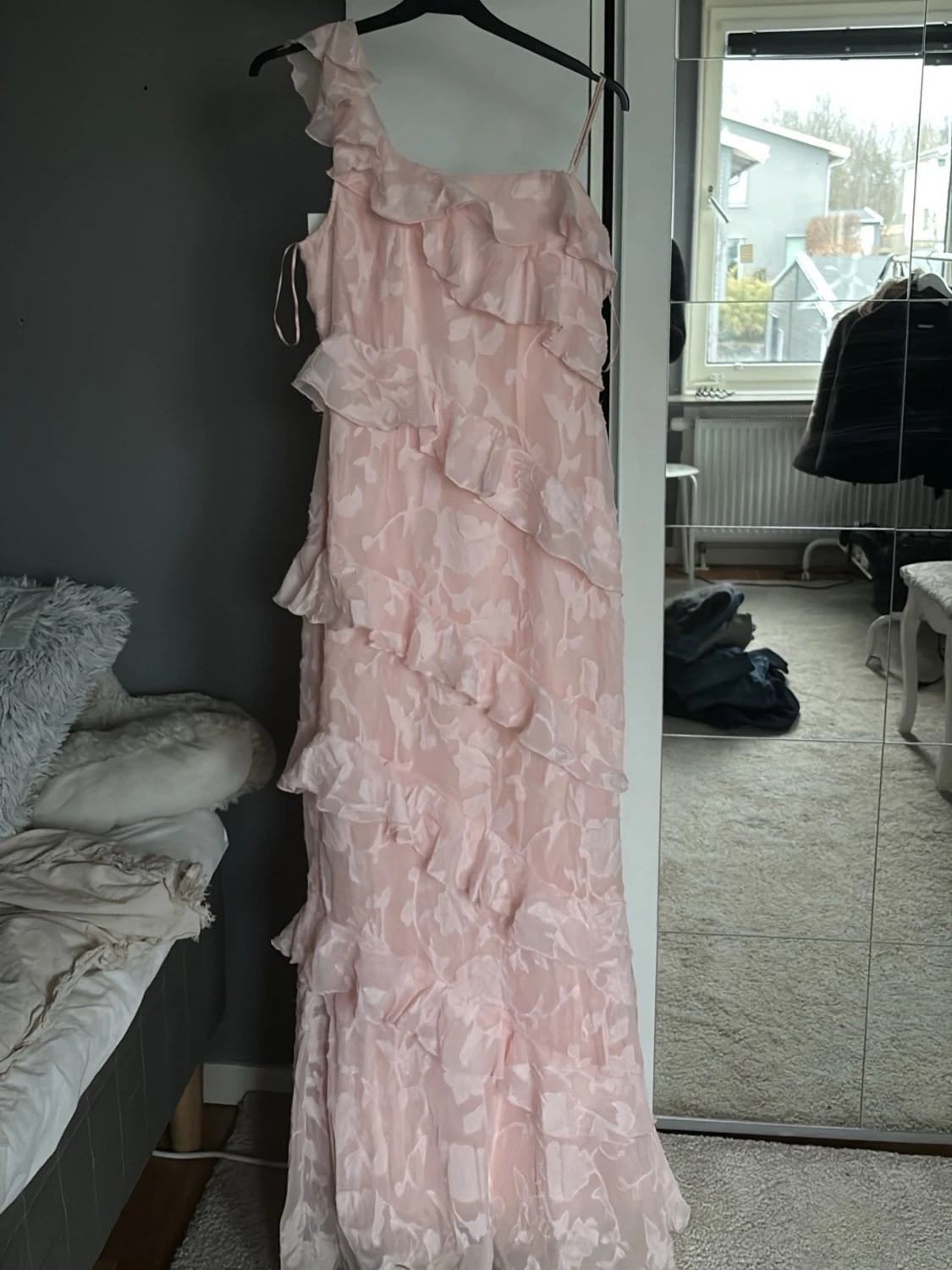 Ljusrosa asymmetrisk volangklänning - 1