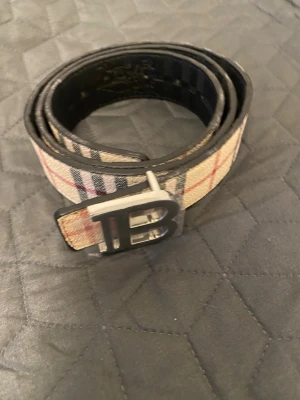 Burberry bälte  - Säljer ett burberry bälte i bra skick och oanvänd