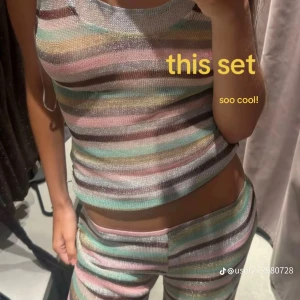 Randigt glittrigt set i pastell - Intressekoll på detta as fina set från Zara. Trendiga setet från TikTok och går ej att få tag på längre. Helt nytt och oanvänt. Perfekt till sommaren!! Säljer ENDAST för ett bra pris:)