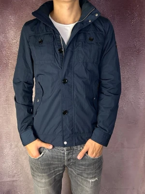 J.lindeberg fieldjacket bailey - Mycket fint skick | Size M (modellen är 188 cm 75 kg) | fraktar spårbart inom 24 timmar | för att köpa klicka ”köp nu” | vid frågor eller funderingar skriv en meddelande | följare får bättre rabatter🙌