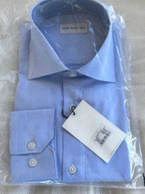 These glory days skjorta - Kavaj/ en lite finare skjorta från These glory days. Skjortan är helt ny och tag sitter på när man köper. Aldrig använd skjorta.   #brioni #loropiana #stenströms #ralphlauren #oscarjacobsson #roseandborn 