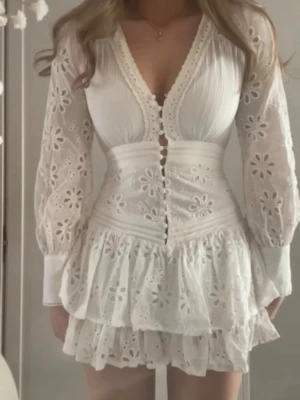 Vit spetsklänning med volanger - Säljer den super populära fashion nova klänningen. Storlek S. Säljs då jag har två stycken. Super bra skick. Inte använd så mycket. 