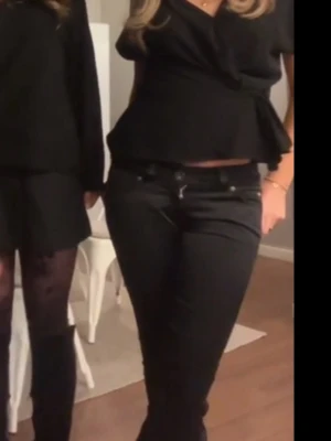 Svarta satin byxor från ONLY - Säljer dessa ass snygga byxor från only!! Mina favvosar men har tyvärr blivit för små så får ej på mig dom💓😙🥲 På sista bilden ser ni hur dom sitter ned till, ganska små i storlek. 
