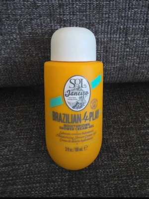 Showergel (Sol De Janeiro) - Fuktgivande duschkräm-gel i en klargul plastflaska från Sol de Janeiro, Brazilian 4 Play. Innehåller 90 ml och har en tropisk doft. Perfekt för dig som älskar lyxiga duschprodukter med brasiliansk känsla. Helt oanvänd!