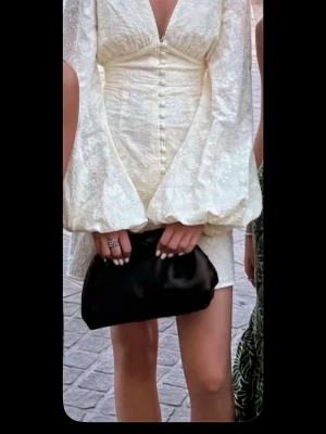 Vit kort klänning med puffärmar - Superfin adoore klänning i storlek 32, passar mig som är 169💕perfekt nu till sommarn och att ha på studenten eller konfirmationen, eller andra stunder såklart! Nypris är 1500