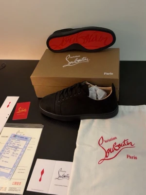 Loubs - Helt nya och oandvända Loubs storlek 44. Alla tillnehör på bilden som box kvitto dustbag och kort följer med även om den inte är rikti. Passar perfekt nu för sommaren, balen och alla events