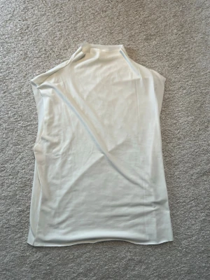 Halterneck Topp - Säljer denna då den är för stor. Kom privat för fler frågor💕