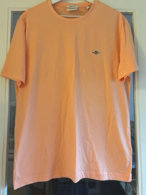 Persikofärgad t-shirt från Gant helt ny utan tag  - Helt ny utan tag , Snygg persikofärgad t-shirt från Gant med klassisk rund hals och diskret . 