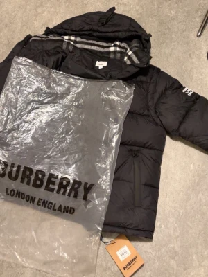 Burberry väst/jacka - Helt ny och oandvänd burberry jacka som även går att göra till en väst om man tar bort armarna och tvärtom. Storlek M. Nästan som ritki