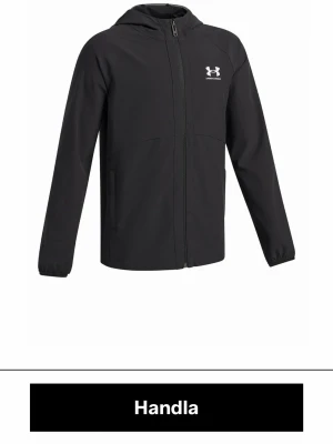 Svart vindjacka från Under Armour - Svart vindjacka från Under Armour med huva och dragkedja framtill. Jackan har elastiska muddar vid ärmsluten och två sidofickor. Liten vit logga på bröstet. Perfekt för blåsiga dagar och sportiga outfits.