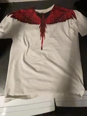 Fågel T-shirt - Hej jag säljer min snygga fågel T-shirt den e vit med röd fågel den är i jätte bra skick inga skador på den använt den max 10 gånger 