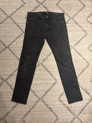 Replay anbass W32 - Replay Anbass Jeans i fint skick säljes då de är för små, storlek W32 