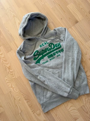 Superdry hoodie - Säljer en riktigt fet superdry hoodie i storlek M. Hoodien i riktigt bra skick helt utan skavanker och vid frågor om bilder eller liknande så är det bara att fråga💛😕