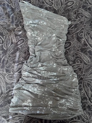 Grå glittrig one shoulder klänning - Bra med stretch och väldigt skön
