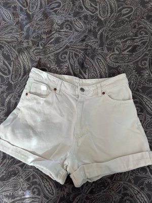 Vita highwaist shorts från Monki - Passar S-M