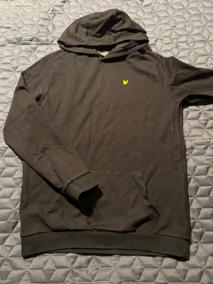 Lyle & Scott Hoodie - Svart Lyle & Scott hoodie. Använd några gånger men ser nästan ny ut. Säljer för den är för liten på mig. Pris kan diskuteras.