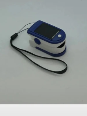 Pulsoximeter LK87 blå och vit - Pulsoximeter för fingertoppen i blått och vitt med digital display. Kommer med batteri och originalförpackning. Perfekt för att mäta syremättnad och puls snabbt och smidigt hemma eller på språng.