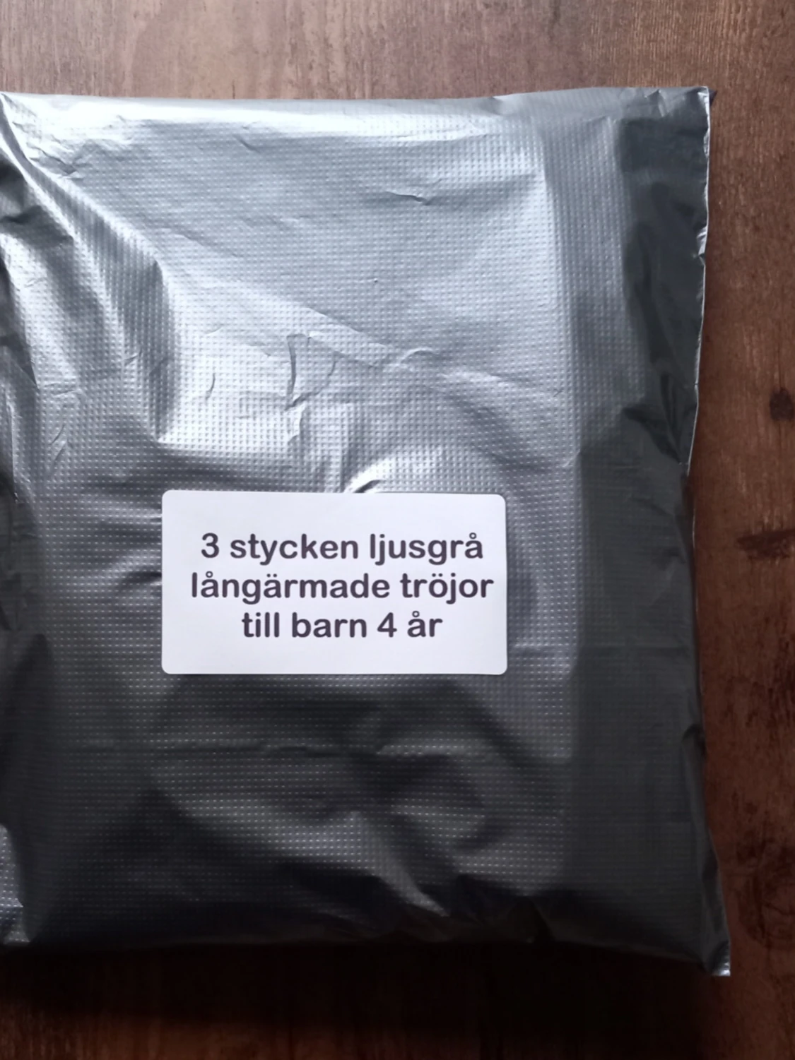 3 stycken ljusgrå långärmade tröjor till barn 4 år - 3