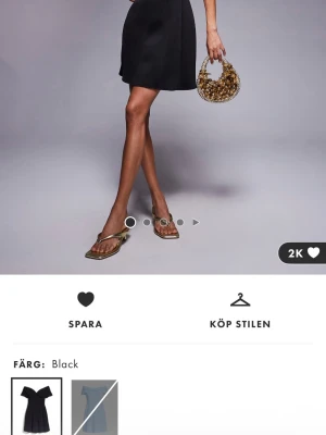 Svart offshoulder kort klänning - Super snygg klänning från asos. Säljer den då jag inte hann returnera den. Helt ny i orginalförpacknkng med lappen på. Jag har även samma klänning i storlek S, så är man intresserad av den är de bara att skriva.