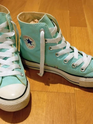 Converse All Star Chuck Taylor 36,5 - Converse All Star Chuck Taylor 36,5 i supersnygg turkos nyans säljes! Skorna är i mycket bra skick som synes på bilderna. Skickas eller möta upp i Stockholm City. 