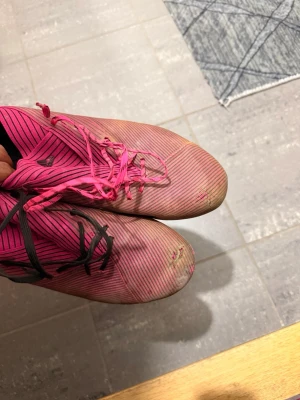 Fotbollsskor  - Säljer ett par adidas med bra skick de ända är den lilla gumi men inget i skona 