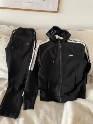 Hugo boss Tracksuit - Tracksuit-set från BOSS Herr. Storlek S, knappt använda och är i mycket bra skick. Nypris 3600kr säljes som set och inte separat. 