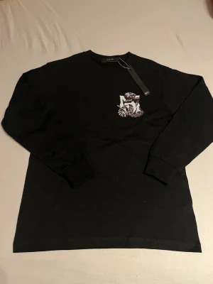 Sweatshirt  - Helt ny. Inte använd. Passar både storleken S och M.