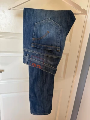 Dondup George - Tja, säljer nu mina Dondup George jeans. Jag säljer dom på grund av att jag har köpt massa nya jeans. De har inga slitningar eller skador någonstans.