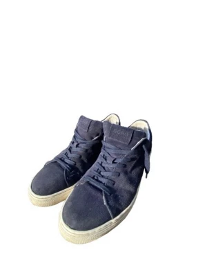 Mörk blåa sneakers från Björn Borg - Snygga svarta sneakers från Björn Borg med klassisk design. Skorna har vita sulor, mörkblå skosnören och är tillverkade i textilmaterial. Perfekta för en avslappnad och stilren look.