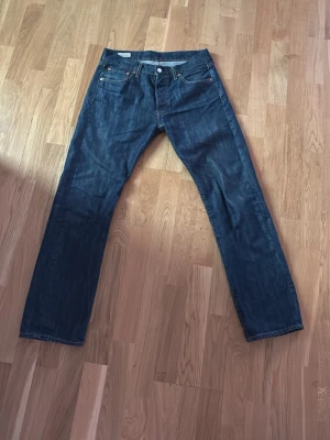 Levis jeans mycket bra skick  - Säljer ett par klassiska mörkblå jeans från Levi's med rak passform av modell 501. Storleken är W30 och L30. Jag älskar dessa jeans då dem passar med allt och sitter som en smäck på kroppen:))) skicket är mycket bra 