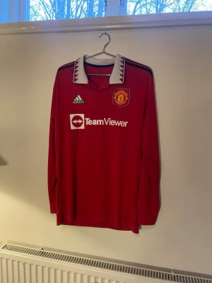 Manchester United Tröja - Säljer en riktigt go Manchester united tröja till ett fruktansvärt lukrativt pris🚨Hör av er vid frågor!❤️‍🩹