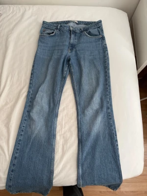 Blå bootcut jeans  - Mid waist, ej stretchiga 