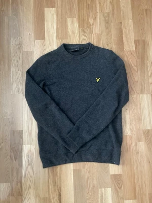 Mörkgrå stickad tröja Lyle & Scott - Mörkgrå stickad tröja från Lyle & Scott med rund halsring