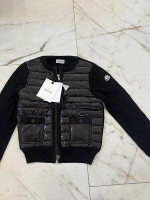 Moncler Cardigan dam - Helt ny moncler cardigan för tjejer. Storlek S. Kan mötas upp i malmö/lund.