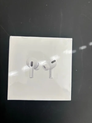Helt nya AirPods Pro 1 - Säljer  helt nya AirPods Pro 1. Jätte bra kvalitet på dem använder exakt samma.  