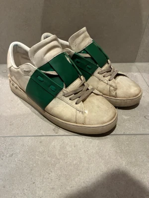 Valentino’s  - Säljer ett par gröna Valentino’s. Har haft den ett tag och dem är lite creased. Skorna har två skador på bild 5 och 6, annars helt okej. Kom privat om några funderingar. Priset är inte heller hugget i sten men kom inte med skambud