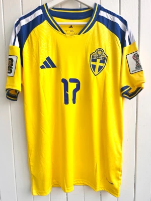 Viktor Gyökeres - Sverige VM 2026 - Fan version - Säljer den svenska VM 2026-matchtröjan med Gyökeres på ryggen. Tröjan är en reprint i nyskick. VM 2026-patches på ärmarna.      Storlek: Large (fan version så normal passform).  #Sweden #IFK #Worldcup #Allsvenskan #Fifa #Fotboll #AIK #USA