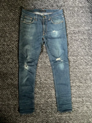 Nudie jeans - Nudie jeans med sjukt fina slitningar! W31 L34! Tveka inte att skriva vid minsta fundering😁